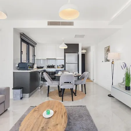Daire Globalstay Modern 1br With Infinity Pool Trikomo
