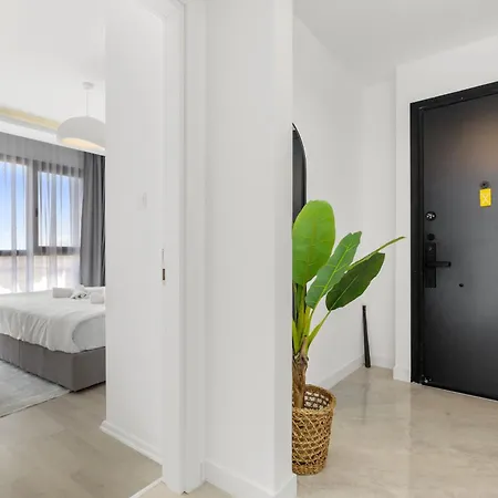 Globalstay Modern 1br With Infinity Pool * Trikomo
