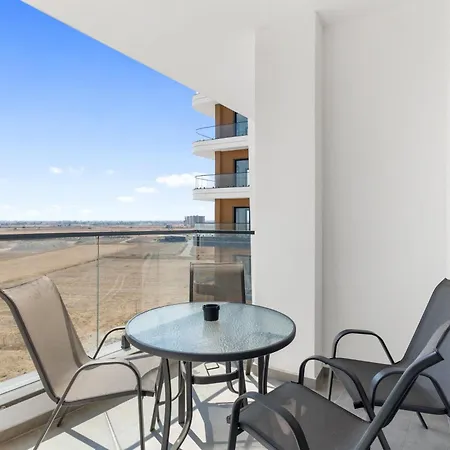 Globalstay Modern 1br With Infinity Pool * Trikomo