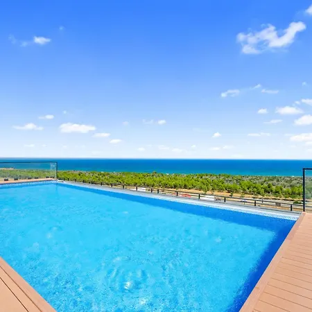 Globalstay Modern 1br With Infinity Pool Trikomo